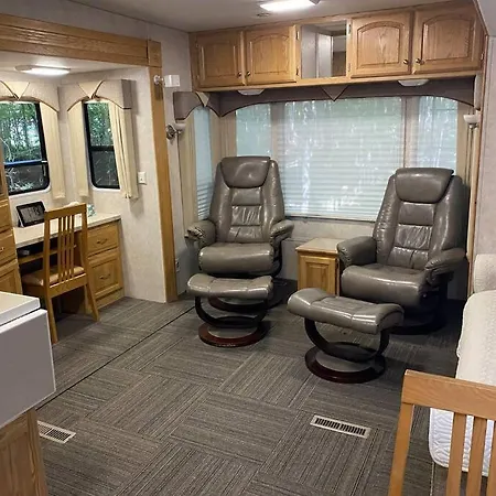 Betsie -35Ft Rv Camper In Woods -Firepit & Hot Tub Apartment Benzonia Exterior photo