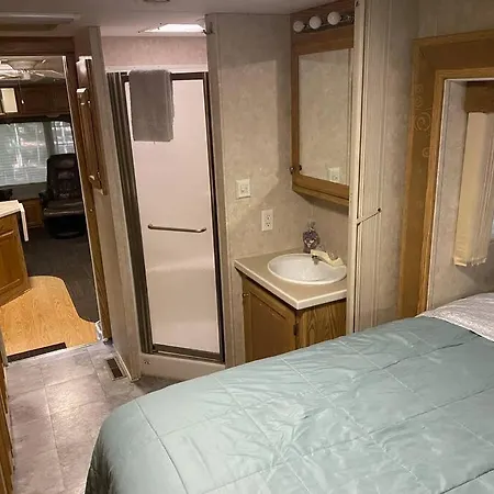 Betsie -35Ft Rv Camper In Woods -Firepit & Hot Tub Apartment Benzonia Exterior photo