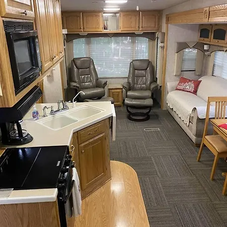 Betsie -35Ft Rv Camper In Woods -Firepit & Hot Tub Apartment Benzonia Exterior photo