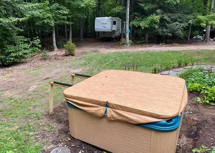 Betsie -35Ft Rv Camper In Woods -Firepit & Hot Tub