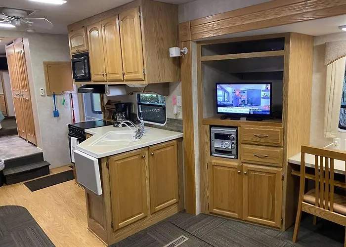 Betsie -35Ft Rv Camper In Woods -Firepit & Hot Tub