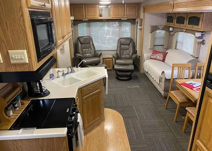 Betsie -35Ft Rv Camper In Woods -Firepit & Hot Tub