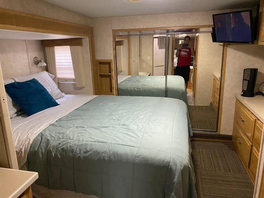 Betsie -35ft Rv Camper In Woods -firepit & Hot Tub