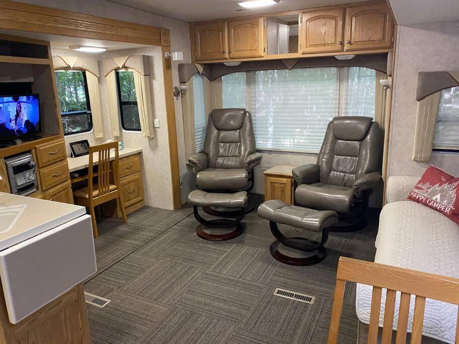 Betsie -35ft Rv Camper In Woods -firepit & Hot Tub * Benzonia