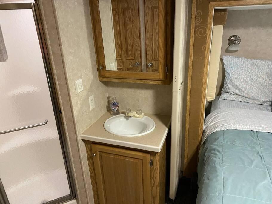 Apartment Betsie -35ft Rv Camper In Woods -firepit & Hot Tub