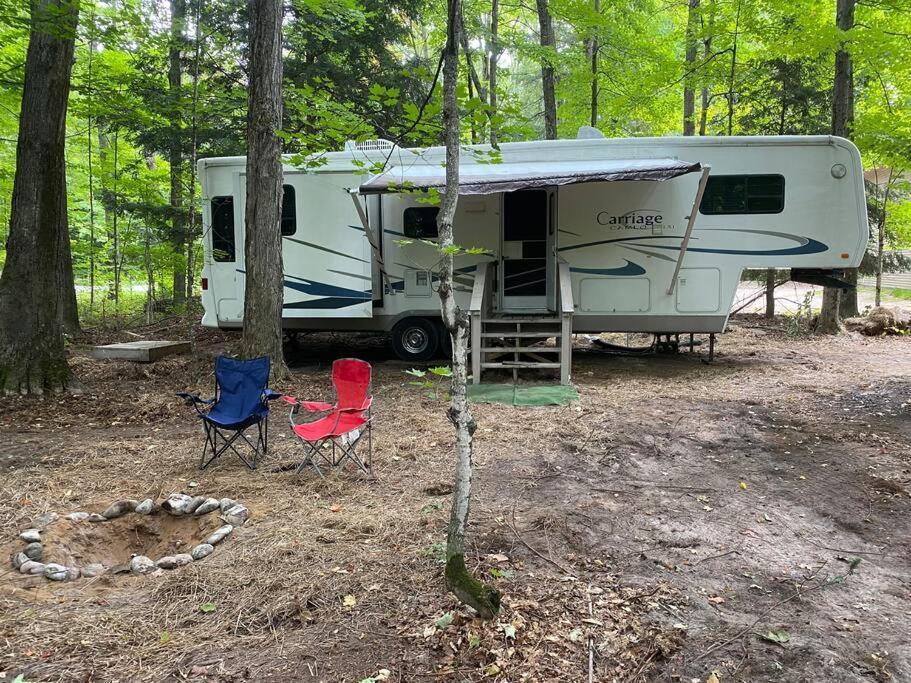 Betsie -35ft Rv Camper In Woods -firepit & Hot Tub Apartment Benzonia