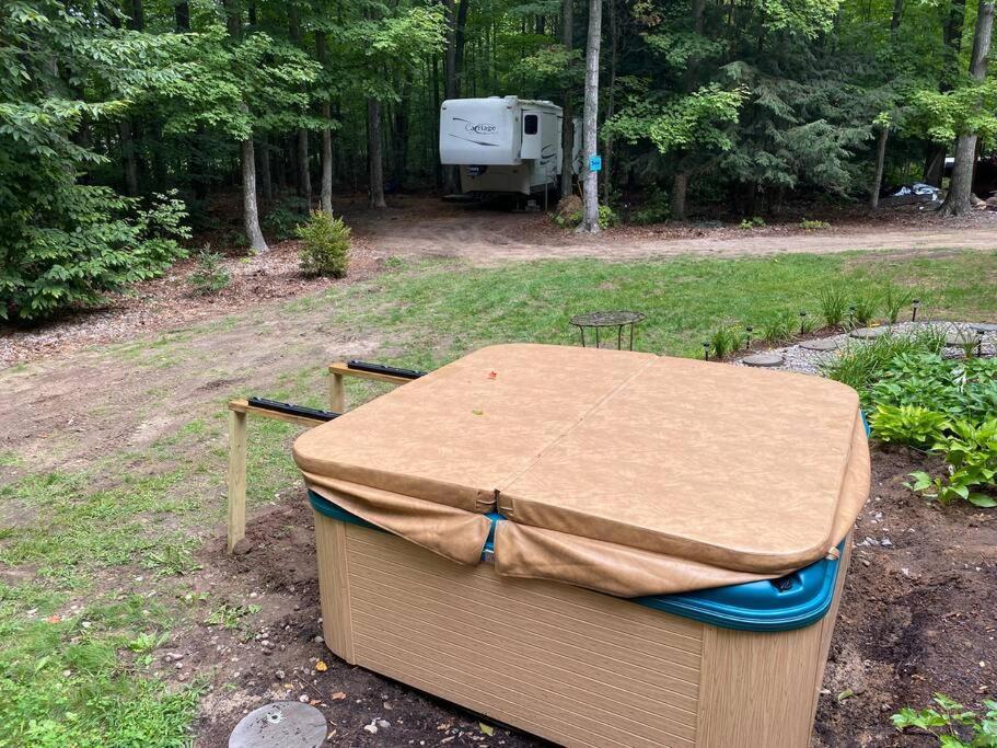 Betsie -35ft Rv Camper In Woods -firepit & Hot Tub Apartment