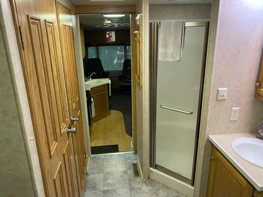 Apartment Betsie -35ft Rv Camper In Woods -firepit & Hot Tub