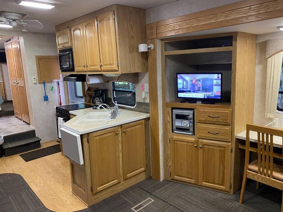 Apartment Betsie -35ft Rv Camper In Woods -firepit & Hot Tub Benzonia