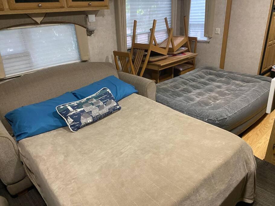 Betsie -35ft Rv Camper In Woods -firepit & Hot Tub Apartment *
