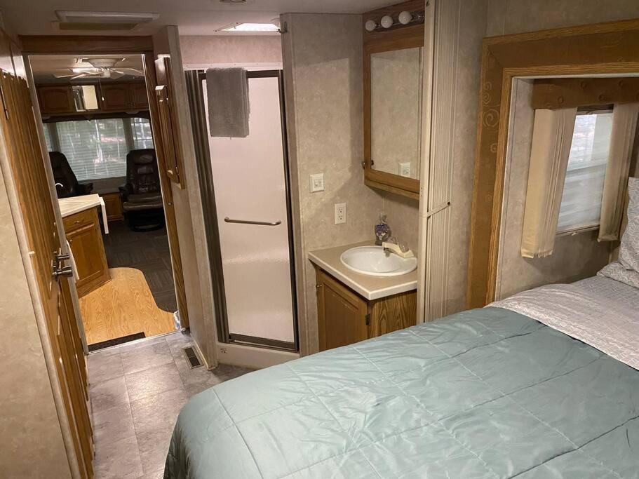 Betsie -35ft Rv Camper In Woods -firepit & Hot Tub * Benzonia