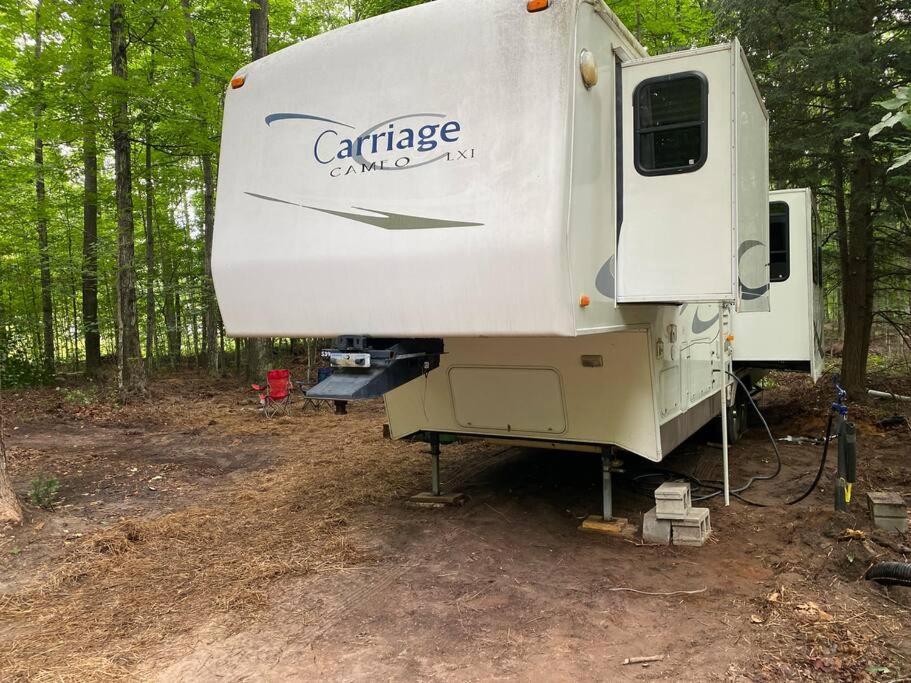 Betsie -35ft Rv Camper In Woods -firepit & Hot Tub Apartment