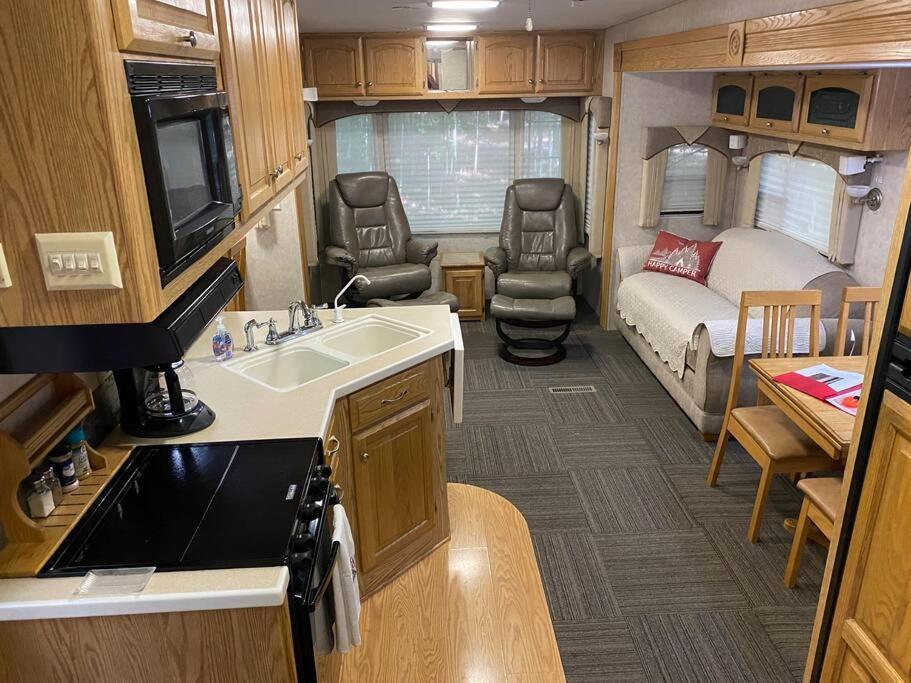 Apartment Betsie -35ft Rv Camper In Woods -firepit & Hot Tub